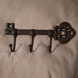 Distressed cottagecore antique skeleton key holder